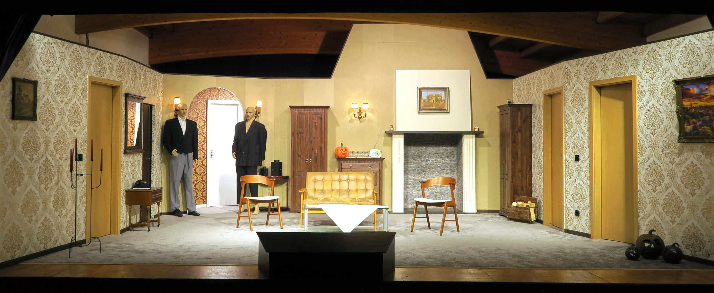 Ausgegraute Bühnenbild des letzten Jahres